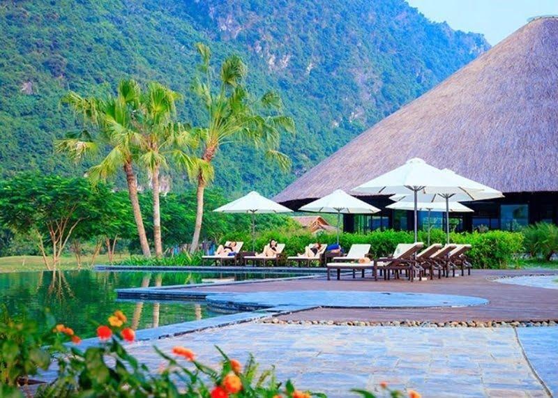 Một góc hồ bơi chính tại khách sạn công đoàn kim bôi với không gian thoáng đãng